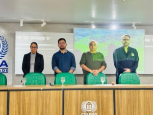 Da esquerda para a direita: Profa. Rita de Cássia, Prof. Luís Cláudio, Dr. Fábio Braga, e o Prof. Paulo César Villis.